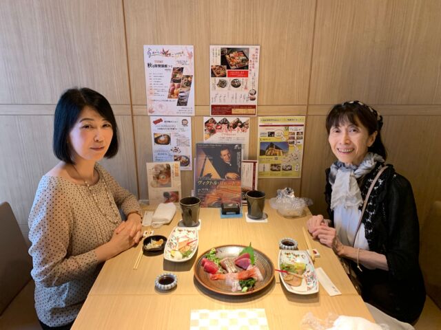 10月8日、大阪音楽大学時代の恩師、横井政子（高橋政子）先生に箕面の名店「よし田」のランチにお誘いいただきました。

大学を卒業してかなりの年月が経ちますが（何年経ったかは秘密🤫）、先生は今でも私をよく気にかけて下さり、いつもサポートして下さっています。

私の喜びも悲しみも共感して下さる、ピアノの演奏・指導だけでなく人間性においても本当に素晴らしい先生です。

先生とお会いしてお話しさせていただくと、先生のように思いやりの心を持った人格者にならないといけないといつも思います。

人の噂話などは、自分が伝えた内容が意図しないものになったり、聞く人が不快になるような言葉に置き換えられたり、話す人の想像が付け足されて拡散して伝わり、話の内容がひどく変わってしまっていたということがあります。
人のことを憶測で話をするべきではないし、噂話から人を判断してはいけないと改めて考えさせられます。
私は横井先生のように純粋な心で、誠意を持って人と接していきたいです。

先生は昔のコンサートのちらしを持ってきて下さり、懐かしい思い出話をたくさんすることができました。

先生、お忙しい中お誘いいただいてありがとうございました！

🎹教室ホームページ
https://pianolessons-pocoapoco.com

#淀川区ピアノ教室 #大阪市ピアノ教室 #三津屋ピアノ教室 #新高ピアノ教室 #十三ピアノ教室 #新大阪ピアノ教室  #神崎川ピアノ教室 #先生ありがとうございました #恩師 #ピアノの楽しさ #大阪音楽大学 #美味しいお店