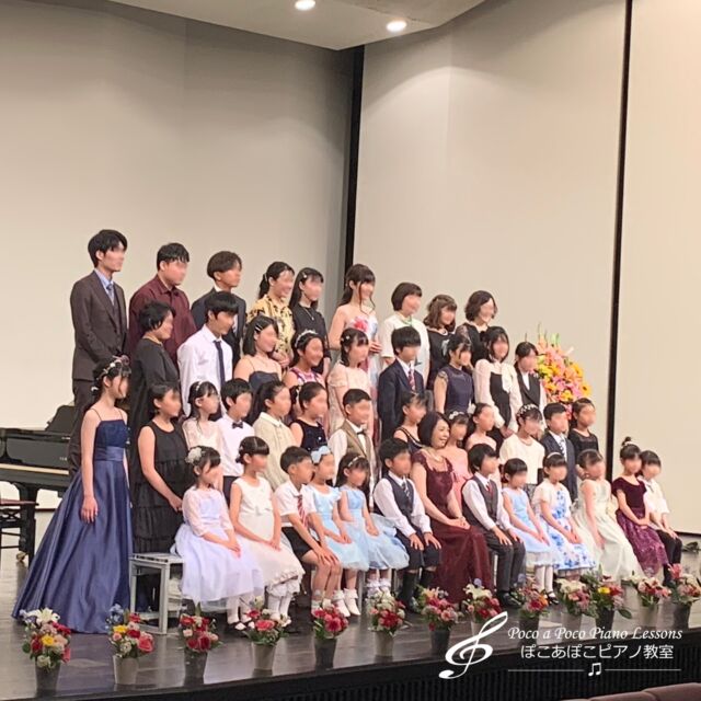 ご報告がかなり遅くなってしまいましたが…

今年4月28日（日）にアゼリアホールで教室の発表会（クラスコンサート）を開催しました。

当初予約していた「みつなかホール」がスプリンクラー故障による水損事故で使用できなくなったため、急遽別のホールを探すことになり四苦八苦しましたが、運良く同じ日にアゼリアホールをお借りすることができました。本当にラッキーでした。

みつなかホールは約480席ですが、アゼリアホールはその倍以上の広さ。1072席の大ホール😂
大き過ぎるかなと思ったのですが、このような大ホールで演奏する機会はほぼないので、生徒さん達にとって良い経験になったのではないでしょうか🙂

今年の教室発表会には、5歳児から大人まで幅広い年齢層の生徒さん達（ソロ43名、アンサンブル8組）と特別ゲストの方が出演され、みんな大舞台での演奏を楽しんでいました👏👏👏

インスタでは保護者の方からご提供いただいたお写真（リハーサル、本番、終演後）と、ビデオの掲載を希望している生徒さんを数回に分けてご紹介していきます。

教室ホームページの発表会ギャラリーのページには、写真屋さんに撮影していただいたお写真も一緒に掲載する予定にしています。
（今月中にUPできるよう努力します…）

*************************
さて、教室では発表会を約1年半に1度のペースで開催しています。

昨日、来年11月分のホール予約抽選会に行ってきたのですが、限られた予約枠に89団体が参加。
これは厳しいなと思ったのですが、運良く早い順番が当たり、第一希望日でホールの予約を済ませることができました。

次回は、2025年11月中旬にアクア文化ホール（豊中市立芸術文化センター中ホール。441席）で開催いたします。

🎹教室ホームページ
https://pianolessons-pocoapoco.com

#淀川区ピアノ教室 #大阪市ピアノ教室 #三津屋ピアノ教室 #新高ピアノ教室 #十三ピアノ教室 #野中ピアノ教室 #新大阪ピアノ教室  #西宮原ピアノ教室 #三国ピアノ教室 #神崎川ピアノ教室 #豊中ピアノ教室 #三津屋小学校 #みつやめぐみ幼稚園 #新高小学校 #三国中学校  #楽しいピアノ #子供のピアノ #大人のピアノ #幼児ピアノ #音大受験 #音高受験 #ピアノ発表会  #ピアノコンクール #ピアノの楽しさ #ピアノだいすき #国際コンクール