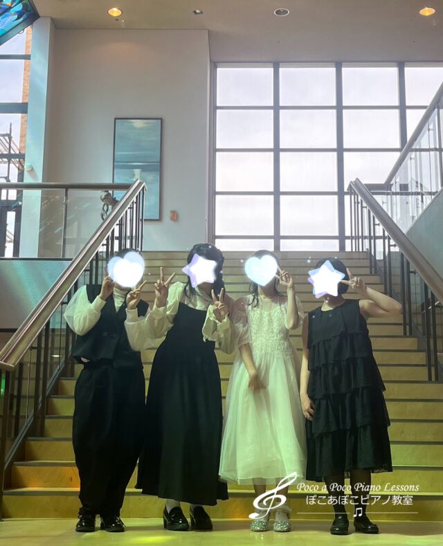 4月にアゼリアホールで開催した教室の発表会の写真を紹介していきます。

写真は保護者の方々からご提供いただいたものです。

同じ小学校の6年生4人組。
演奏終了後、ホールロビーの階段前でポーズ✌️
学校でも4人揃って同じクラスになったことがある仲良しさんです。

🎹教室ホームページ
https://pianolessons-pocoapoco.com

#淀川区ピアノ教室 #大阪市ピアノ教室 #三津屋ピアノ教室 #新高ピアノ教室 #十三ピアノ教室 #野中ピアノ教室 #新大阪ピアノ教室  #西宮原ピアノ教室 #三国ピアノ教室 #神崎川ピアノ教室 #豊中ピアノ教室 #三津屋小学校 #みつやめぐみ幼稚園 #新高小学校 #三国中学校  #楽しいピアノ #子供のピアノ #大人のピアノ #幼児ピアノ #音大受験 #音高受験 #ピアノ発表会  #友達とピアノ #ピアノの楽しさ #ピアノだいすき #同級生っていいね