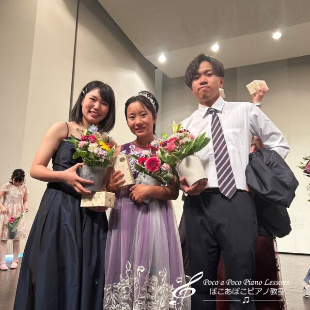 4月にアゼリアホールで開催した教室の発表会の写真を紹介しています。

写真は保護者の方々からご提供いただいたものです。

中学2年生、高校1年生、大学1年生の教室の人気トリオ❤️
発表会の出演はそれぞれ6回、7回、9回になりました。

高校生、大学生の2人は2月、3月に入試がありましたが、受験勉強で大変な中でもピアノの練習を頑張り、4月の発表会で立派な演奏を聴かせてくれました👏👏👏

*********************
教室ホームページの発表会ページを更新しました。
カメラマンが撮影した写真とインスタで紹介した保護者の方々が撮影した写真を掲載しています。

保護者の方へ
写真を送ったのに掲載されていない方がいらっしゃいましたらご一報下さい。

🎹教室ホームページ
https://pianolessons-pocoapoco.com

#淀川区ピアノ教室 #大阪市ピアノ教室 #三津屋ピアノ教室 #新高ピアノ教室 #十三ピアノ教室 #野中ピアノ教室 #新大阪ピアノ教室  #西宮原ピアノ教室 #三国ピアノ教室 #神崎川ピアノ教室 #豊中ピアノ教室 #三津屋小学校 #みつやめぐみ幼稚園 #新高小学校 #三国中学校  #子供のピアノ #大人のピアノ #幼児ピアノ #音大受験 #音高受験 #ピアノ発表会  #ピアノコンクール #ピアノの楽しさ #ピアノだいすき #継続は力なり