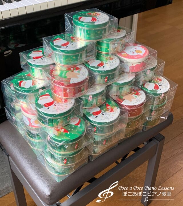 「クリスマス・チャレンジ2024🎄」

幼稚園児から小学生の生徒さん達を対象にした毎年恒例の教室イベント「クリスマス・チャレンジ」を開催しています。

1年の締めくくりに練習を頑張ろうというこの企画。12月は毎週目標を立てて、合格した人はクリスマスプレゼントをゲットできます🎁

みんないつも以上に練習を頑張ってくれて、続々とクリスマスプレゼントを受け取っています。

しかし…今年はインフルエンザ、マイコプラズマなどの大流行で小・中学校、高校で学級閉鎖が相次ぎ、教室でも体調不良で欠席の生徒さんが多く出てしまいました。
3分の1の生徒さんにまだプレゼントを渡せていない事態に😱

「私は練習頑張ったのにプレゼントをもらえないの？」とお家で泣いている生徒さんもいるとのことですが、プレゼントはクリスマスが過ぎてもお渡しできるので安心して下さいね。

皆さん、どうかお大事になさって下さいね。早く元気になりますように！

写真は去年のプレゼントです。
（今年は何かな？まだプレゼントを受け取っていない生徒さんが多いので秘密にしておきます）

ピアノは上手になる為には毎日お家でコツコツ練習することが大事です。「チャレンジ」が終わっても、毎日練習を続けて下さいね😉

来年も一緒に頑張りましょうね❗️

#淀川区ピアノ教室 #大阪市ピアノ教室 #三津屋ピアノ教室 #新高ピアノ教室 #十三ピアノ教室 #野中ピアノ教室 #新大阪ピアノ教室  #西宮原ピアノ教室 #三国ピアノ教室 #神崎川ピアノ教室 #豊中ピアノ教室 #三津屋小学校 #みつやめぐみ幼稚園 #新高小学校 #三国中学校  #子供のピアノ #大人のピアノ #幼児ピアノ #音大受験 #音高受験 #ピアノ発表会  #ピアノコンクール #ピアノの楽しさ #ピアノだいすき #クリスマスプレゼント