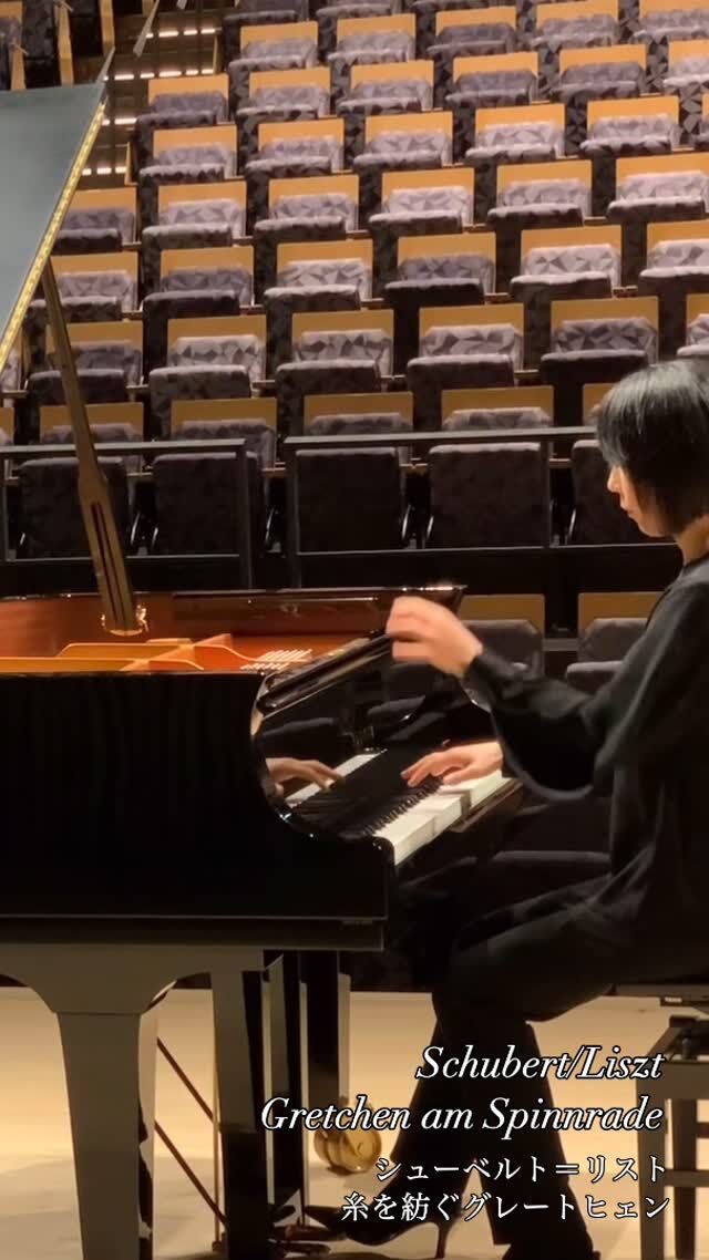 講師の演奏です。
生徒さん達のレッスンで忙しく、練習時間の確保が大変ですが、短時間で集中力を持って練習しています。

コンサートに向けて本格的に練習を再開して3ヶ月弱。
（この曲は練習を始めて1ヶ月半）
指の動きも戻ってきたかな…

まだウォーミングアップの段階なので、もっと改善していきます。
とにかく今はピアノを弾いていたい。

🎹教室ホームページ
https://pianolessons-pocoapoco.com

Посвящение Вите
#gretchenamspinnrade #schubertliszt 
#糸を紡ぐグレートヒェン
#淀川区ピアノ教室 #大阪市ピアノ教室 #三津屋ピアノ教室 #新高ピアノ教室 #十三ピアノ教室 #野中ピアノ教室 #新大阪ピアノ教室  #西宮原ピアノ教室 #三国ピアノ教室 #神崎川ピアノ教室 #豊中ピアノ教室 #ピアノ演奏動画  #講師演奏 #ピアノ練習 #モスクワ音楽院 #ロシアピアニズム