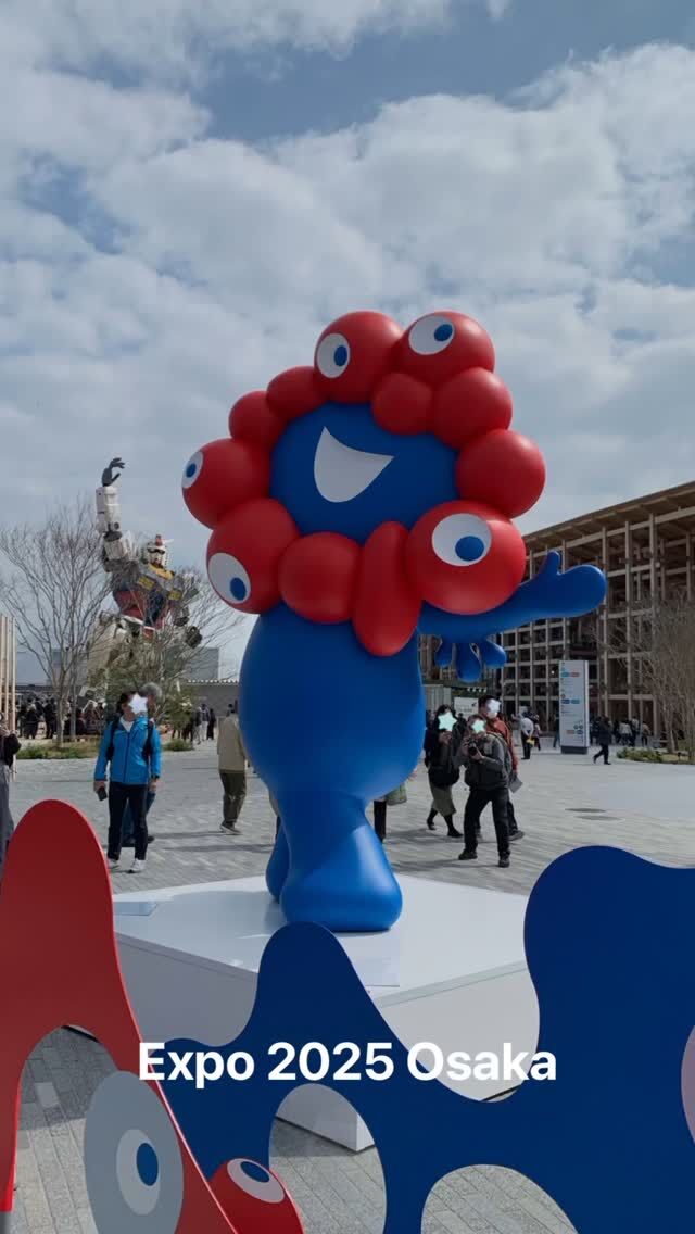 地元開催の大阪万博！開幕早々に行ってきました。

朝9時から晩9時まで、とてもスムーズに会場内を回れて10カ国のパビリオンとコモンズに入ることができました。

良い気分転換になり、久々に楽しめました。

音楽、美術系のパビリオン
🇦🇹オーストリア
ベートーヴェンの第九の楽譜をモチーフした外観。
入ってすぐに、葛飾北斎の浮世絵が描かれたベーゼンドルファーが設置されています。自動演奏もあり。

🇵🇱ポーランド
1日に2、3回開催される、ショパンコンサート。
当日予約で15時の回に入れました。
パビリオン内にある50席ほどのホールで、ポーランド人ピアニストによる約30分のオールショパンプログラム🎹
ピアニストから2メートルも離れていない、最前列ド真ん中の特等席で演奏を堪能できました🙂
ピアニストは198cmぐらいの長身で、とても大きな手の持ち主。柔らかい音色でホールを満たしてくれました👏👏👏

調律は、うちのピアノを長年調律して下さっているベテラン調律師さんが担当。
ポーランドパビリオンでの調律担当5人のうちの1人に選ばれ、「大変名誉なことです」とおっしゃっていました👍

🇮🇹イタリア
カラヴァッジョの「キリストの埋葬」、「ファルネーゼのアトラス」他、本国から運ばれてきた美術品で、イタリアの万博への意気込みがわかります。
「キリストの埋葬」は現地で見て以来、30年ぶりでした。
（同日追記: 先程、フランシスコ教皇がお亡くなりになったと報道がありました。「キリストの埋葬」は教皇が大阪万博のために選んで下さったとのこと。Riposa in Pace.）

予約がなくても、オーストラリア、ドイツ、オランダ、ベルギー、ポーランド（ショパンコンサートとは別）はほとんど待ち時間なく入れました。

フランスは待ち時間30分と言われましたが、15分程で入れ、アメリカには45分並んで入れました。

各国パビリオンの前で演奏やダンス、ショーがあったり、歩くだけでも楽しめます。

後でスマホで確認したら1日の歩行距離が20キロになっていました😳
合間にパビリオン併設のカフェやレストランで4回食事を取ってエネルギーチャージ。
食べすぎ😅
座って休憩できるところもたくさんあります。

1日ではとても回りきれないので、何度か行く予定です🙂

🎹教室ホームページ
https://pianolessons-pocoapoco.com

#expo2025 #osakaexpo2025 #大阪万博2025 #大阪関西万博 #ミャクミャク 
#淀川区ピアノ教室 #大阪市ピアノ教室 #三津屋ピアノ教室 #新高ピアノ教室 #十三ピアノ教室 #野中ピアノ教室 #新大阪ピアノ教室  #西宮原ピアノ教室 #三国ピアノ教室 #神崎川ピアノ教室 #豊中ピアノ教室 #三津屋小学校 #みつやめぐみ幼稚園 #新高小学校 #楽しいピアノ # #大人のピアノ #幼児ピアノレッスン #子供のピアノ