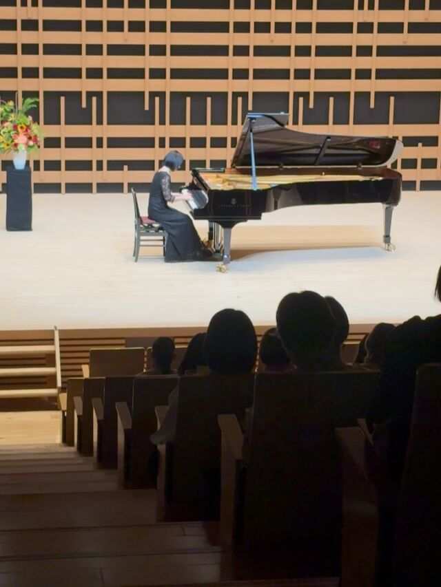 9月15日にブリリアホール（箕面文化芸術劇場）でのコンサートに出演しました。

大学時代の恩師の卒業生達による、記念すべき第1回「アンフィニコンサート」⭐️
大変光栄なことに出演順は一番最後、トリを務めさせていただきました。

同門の素晴らしい先輩達、後輩達とご一緒でき、気持ち良く演奏することができました🙂

主催して下さった方々、恩師の横井政子先生には感謝の気持ちでいっぱいです。ありがとうございました！

7月末まで、ベートーヴェンかシューベルトのどちらを弾こうか迷っていたのですが、今回は大切な人達への想いを込めてシューベルトを2曲演奏しました。（1曲はリスト編曲）　

ベートーヴェンのソナタは次のコンサートで弾ければ、と思います。

#淀川区ピアノ教室 #大阪市ピアノ教室 #三津屋ピアノ教室 #新高ピアノ教室 #十三ピアノ教室 #新大阪ピアノ教室  #神崎川ピアノ教室 #ロシアピアニズム #重力奏法 #ピアノコンサート #ブリリアホール  #箕面市立文化芸能劇場 #大阪音楽大学 #シューベルト #リスト #糸を紡ぐグレートヒェン #gretchenamspinnrade